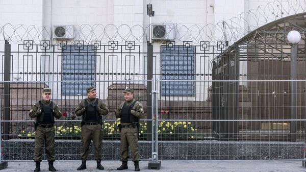 Сотрудники службы безопасности у посольства Российской Федерации в Киеве, архивное фото