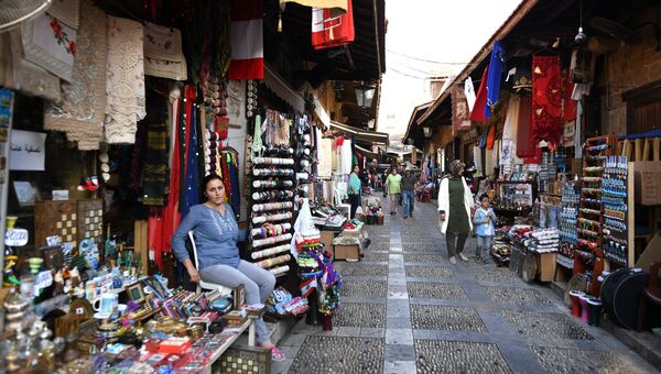 Восточный рынок в портовом городе Джебейль на берегу Средиземного моря в регионе Горный Ливан