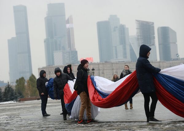 Участники церемонии демонстрации самого большого флага Российской Федерации в парке Победы в Москве