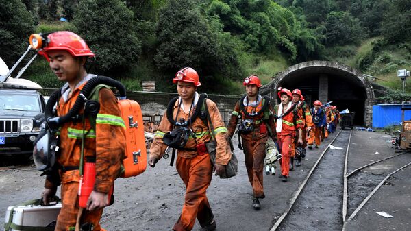 Спасатели на месте взрыва на угольной шахте в муниципалитете Чунцин в Китае. 1 ноября 2016