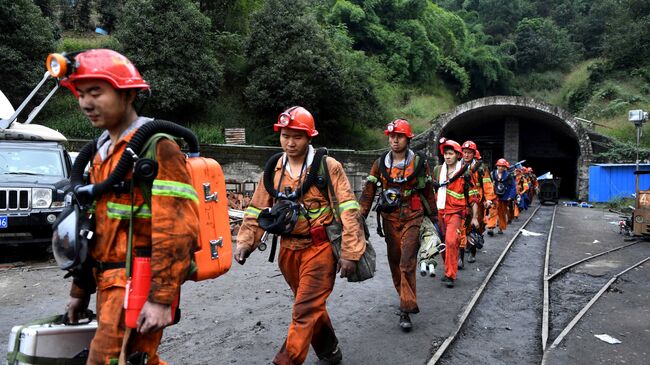 Спасатели на месте взрыва на угольной шахте в муниципалитете Чунцин в Китае. Архивное фото