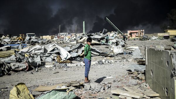 Иракский мальчик на месте авиаудара в Каяре во время операции против ИГ в Мосуле