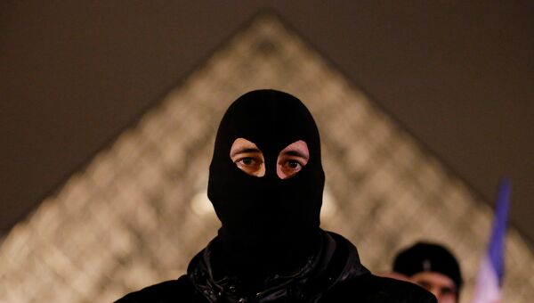 Сотрудник французской полиции во время демонстрации возле Лувра, Париж