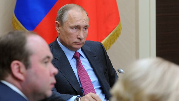 Владимир Путин во время совещания с членами кабинета министров РФ в Ново-Огарево. 2 ноября 2016