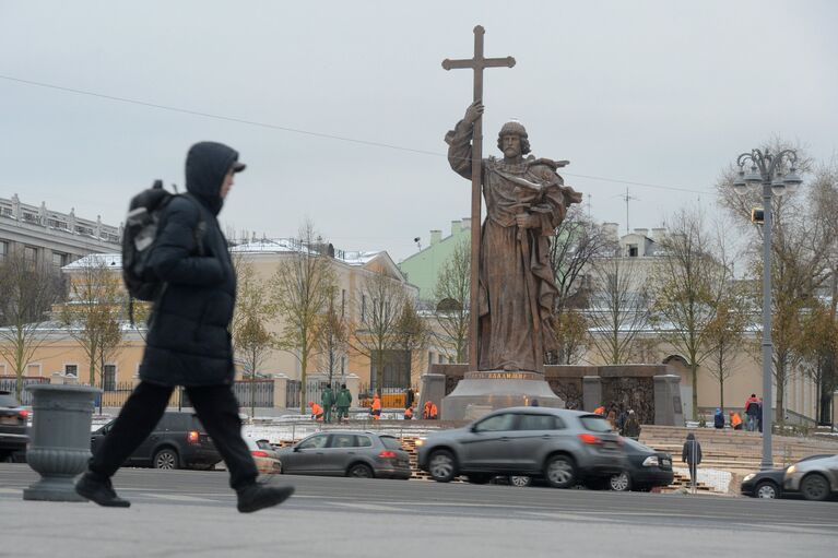 Памятник святому равноапостольному князю Владимиру на Боровицкой площади в Москве