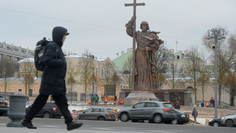 Памятник святому равноапостольному князю Владимиру на Боровицкой площади в Москве