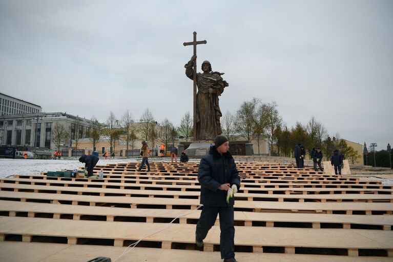 Памятник святому равноапостольному князю Владимиру на Боровицкой площади в Москве