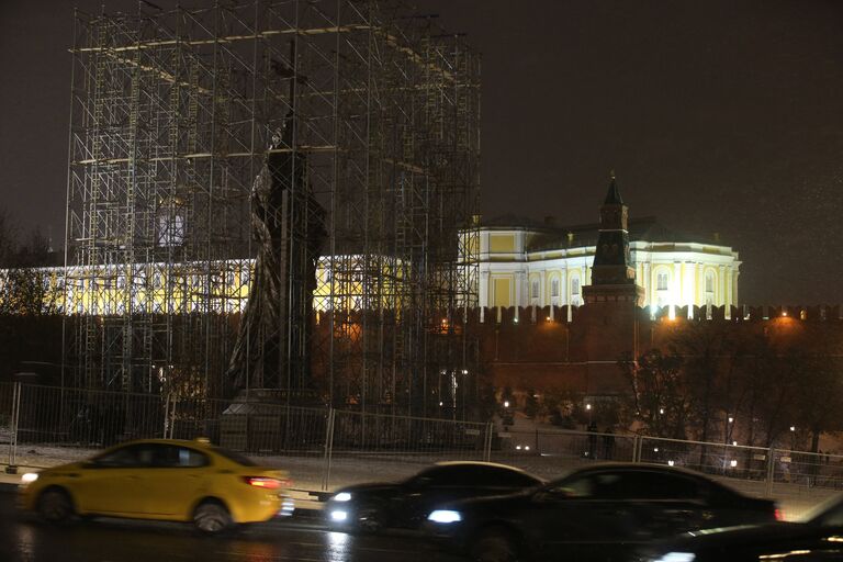 Памятник святому равноапостольному князю Владимиру на Боровицкой площади в Москве