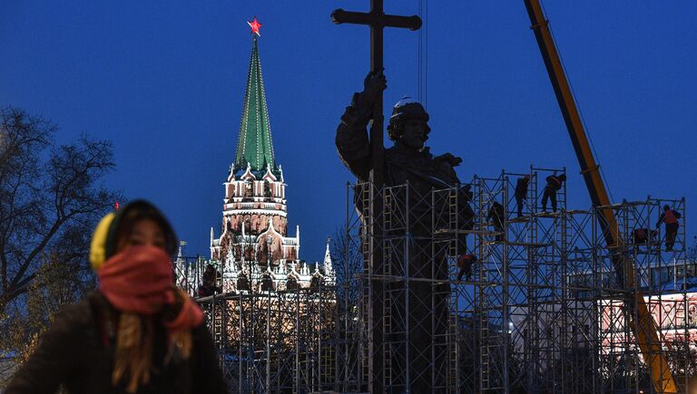 Демонтаж строительных лесов около памятника князю Владимиру на Боровицкой площади