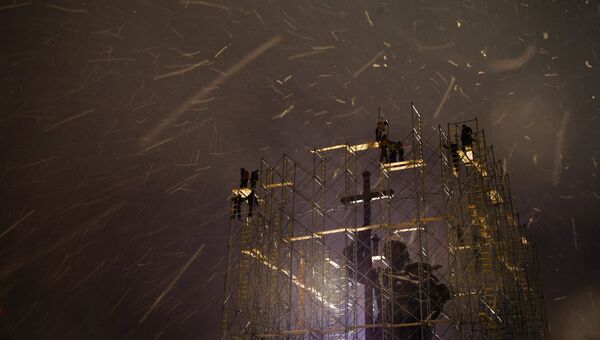 Демонтаж строительных лесов около памятника святому равноапостольному князю Владимиру на Боровицкой площади в Москве