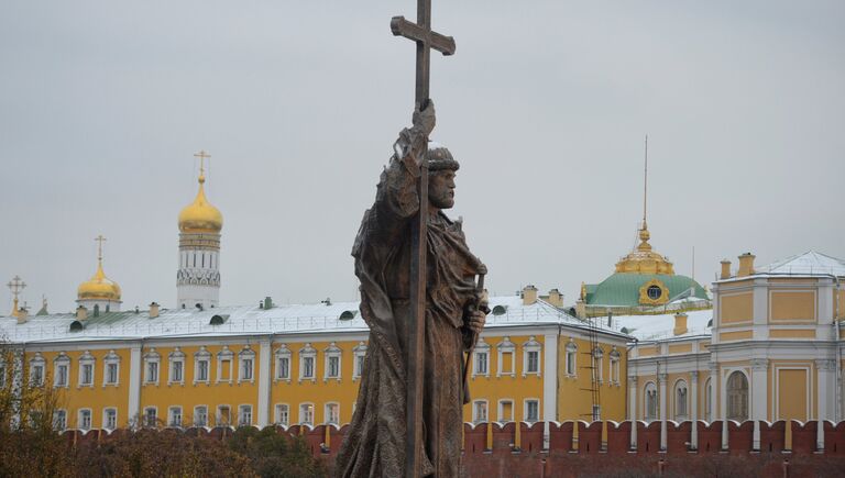 Памятник святому равноапостольному князю Владимиру на Боровицкой площади в Москве