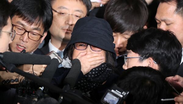 Журналисты окружили подругу президента Южной Кореи  Цой Сун Силь. Архивное фото