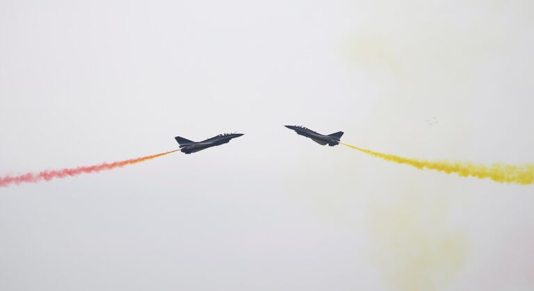 Пилотажная группа китайской армии на истребителях J-10 на Airshow China 2016 в Чжухай, Китай