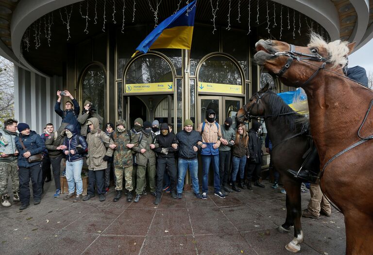 Протестующие против митинга в поддержку декриминализации конопли в Киеве, Украина, 29 октября 2016 года