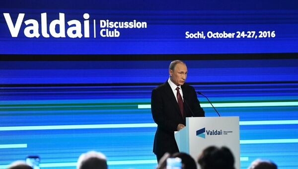 Президент РФ Владимир Путин выступает на итоговой пленарной сессии XIII ежегодного заседания Международного дискуссионного клуба Валдай в Сочи
