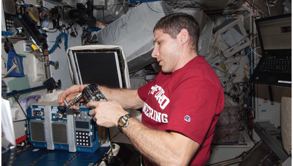 Астронавт Майк Хопкинс проводит эксперименты с бактериями в космосе