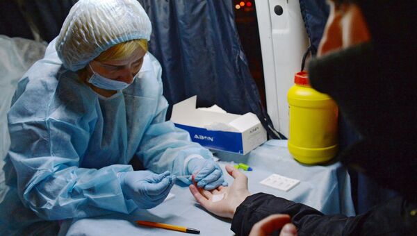 Медицинский работник производит экспресс-анализ крови в Екатеринбурге. Архивное фото