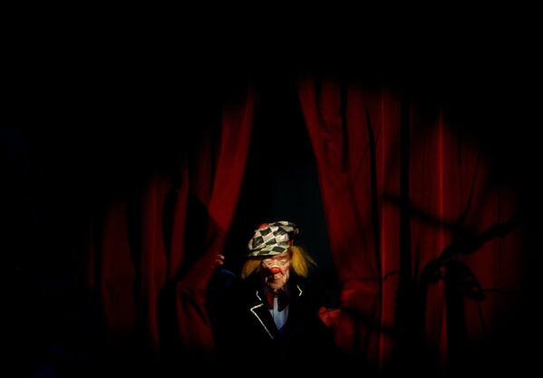 Артист цирка, клоун Олег Попов на премьере новой цирковой программы Пусть всегда будет солнце на арене цирка Чинизелли в Санкт-Петербурге