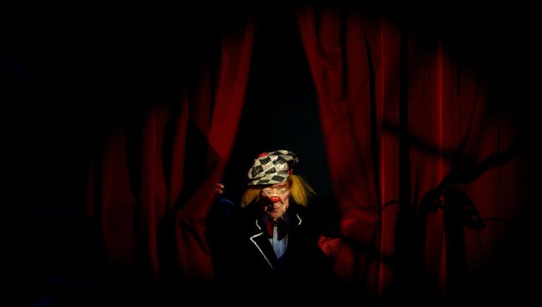 Артист цирка, клоун Олег Попов на премьере новой цирковой программы Пусть всегда будет солнце на арене цирка Чинизелли в Санкт-Петербурге