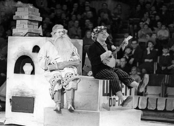 Народный артист РСФСР, клоун Олег Попов выступает на арене Московского цирка с программой Царевна Несмеяна