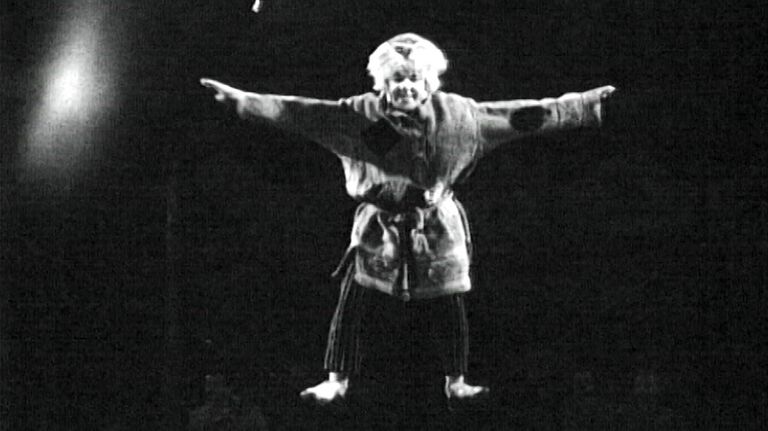 Клоун Олег Попов в сценке «Сон на проволоке». Съемки 1960-х годов.