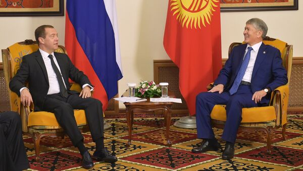 Председатель правительства РФ Дмитрий Медведев и президент Киргизии Алмазбек Атамбаев во время встречи в Бишкеке. 3 ноября 2016