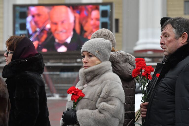 Люди в очереди у театра Российской Армии во время церемонии прощания с актером Владимиром Зельдиным