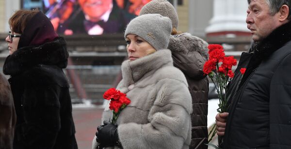 Люди в очереди у театра Российской Армии во время церемонии прощания с актером Владимиром Зельдиным