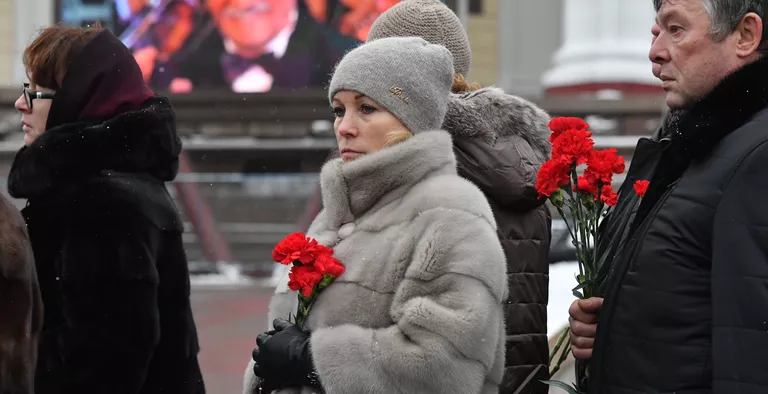 Люди в очереди у театра Российской Армии во время церемонии прощания с актером Владимиром Зельдиным Люди в очереди у театра Российской Армии во время церемонии прощания с актером Владимиром Зельдиным