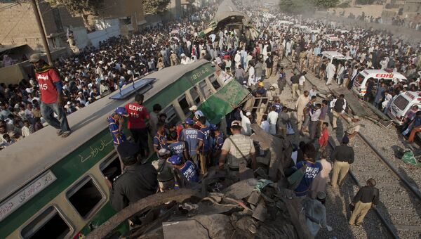 Место столкновения двух пассажирских поездов близ города Карачи в Пакистане. 3 ноября 2016