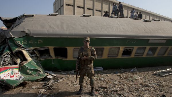 Место столкновения двух пассажирских поездов близ города Карачи в Пакистане. 3 ноября 2016