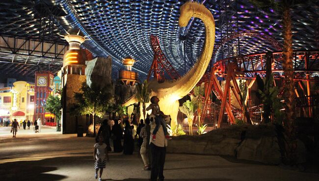 Посетители в  парке развлечений IMG Worlds of Adventure в Дубае, ОАЭ