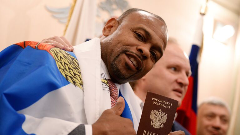 Боксер Рой Джонс-младший получил российский паспорт в Федеральной миграционной службе РФ