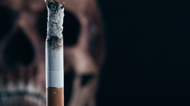 Сигарета на фоне черепа