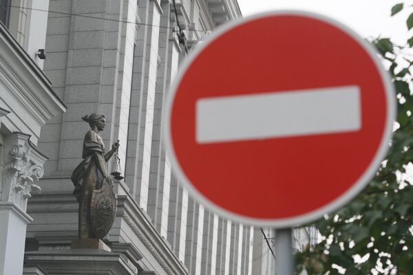 Статуя Фемиды на фасаде здания верховного суда РФ в Москве Статуя Фемиды на фасаде здания верховного суда РФ в Москве