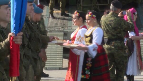 Российских и белорусских десантников в Сербии встретили хлебом и солью