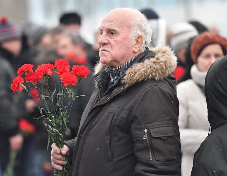 Горожане в очереди на церемонию прощания с Владимиром Зельдиным в театре Российской армии в Москве