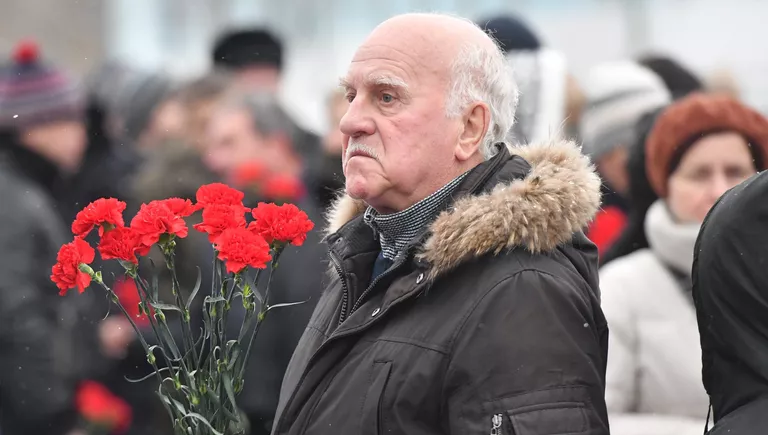 Горожане в очереди на церемонию прощания с Владимиром Зельдиным в театре Российской армии в Москве Горожане в очереди на церемонию прощания с Владимиром Зельдиным в театре Российской армии в Москве