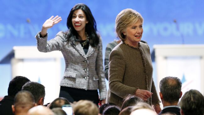 Хиллари Клинтон и ее помощница Хума Абедин. Архивное фото