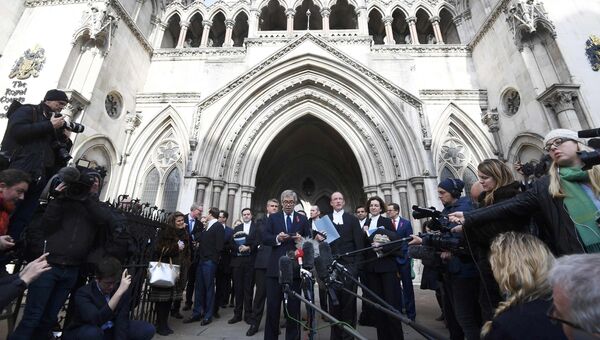 Пресс-конференция у здания Высокого суда в Лондоне после принятия решения о том, что правительство Великобритании не может начинать процедуру выхода страны из Евросоюза без одобрения парламента. 3 ноября 2016