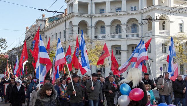 Горожане во время празднования Дня народного единства в Севастополе.