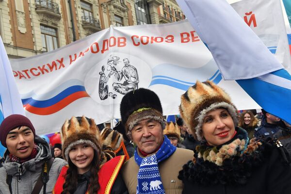 На марш в честь Дня народного единства в Москве вышло более 80 тысяч человек.