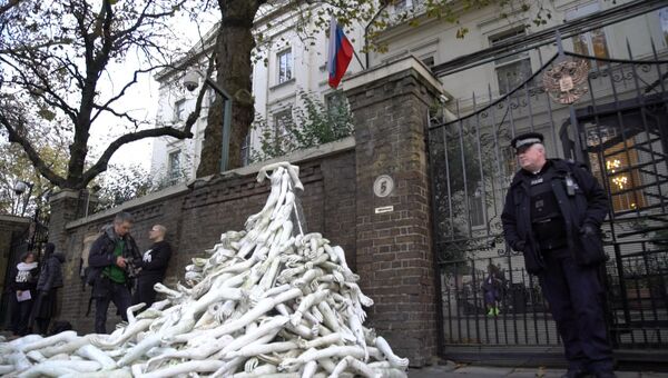 Демонстранты соорудили пирамиду из пластиковых рук у посольства РФ в Лондоне