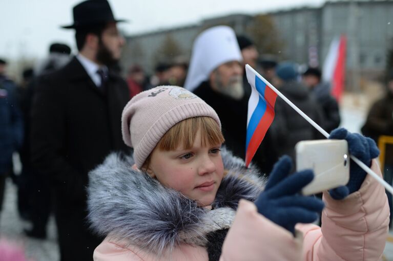 Центром празднования Дня народного единства в Омске стала Соборная площадь, где жителей города ждала традиционная осенняя ярмарка и другие развлекательные мероприятия.