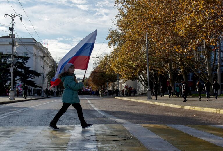 Безопасность на территории России в День народного единства обеспечивают более 17 тысяч сотрудников органов внутренних дел.