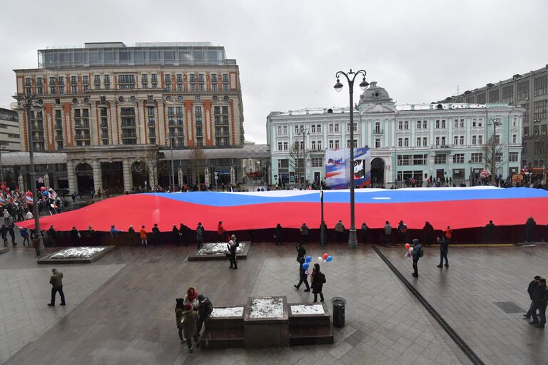 Митинг-концерт Мы едины! в Москве открыл певец Денис Майданов.