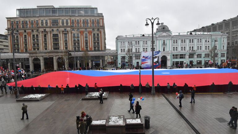 Митинг-концерт Мы едины! в Москве открыл певец Денис Майданов.