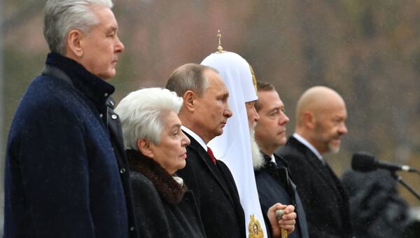 Президент РФ В. Путин и премьер-министр РФ Д. Медведев на церемонии открытия памятника князю Владимиру на Боровицкой площади в Москве