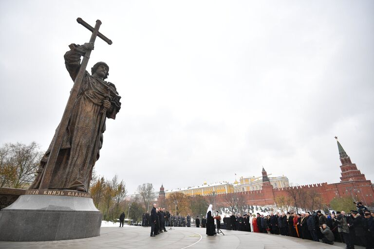 Церемония открытия памятника князю Владимиру на Боровицкой площади в Москве в День народного единства