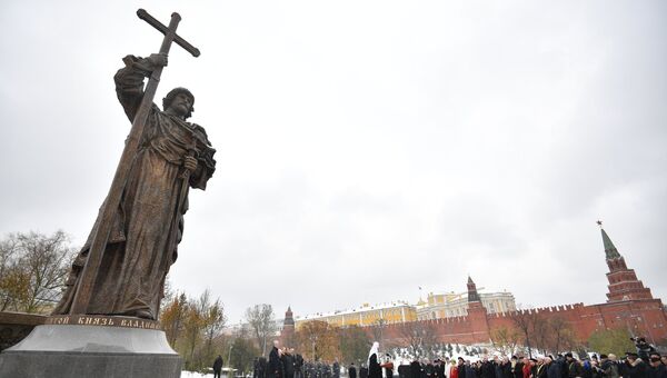 Церемония открытия памятника князю Владимиру на Боровицкой площади в Москве в День народного единства